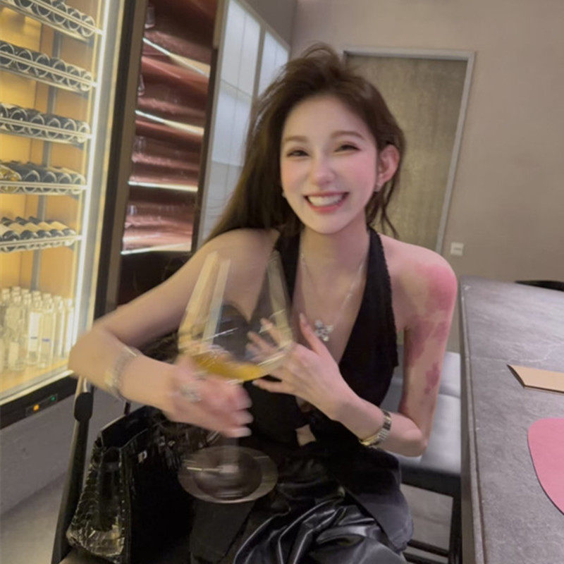 顶美花三三美商穿搭 黑色棉麻挂脖露背设计感扭花上衣 皮裤套装