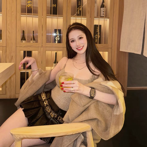 网红女神花三三美商搭配 金丝弹力内置胸垫吊带亮面PU压纹半身裙