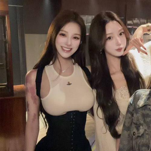 网红女神花三三美商穿搭 土星图案工字气质背心短裤束腰辣妹套装