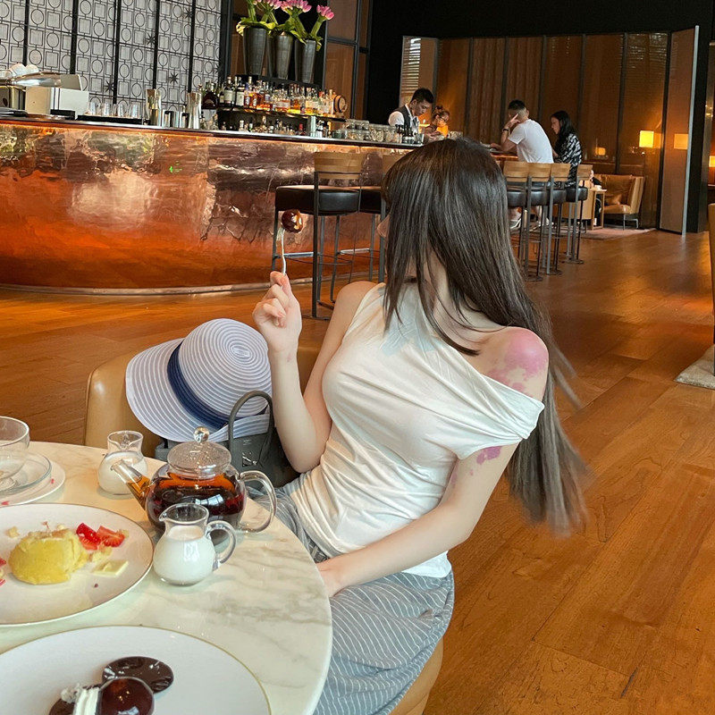 网红女神同款 显瘦显胸收腰露肩t 一字领斜肩露肩褶皱背心t恤上衣