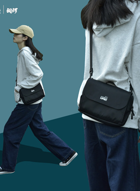 TNPE青春男女小包运动青年斜挎包涤纶方形潮牌菱形格纹黑色邮差包