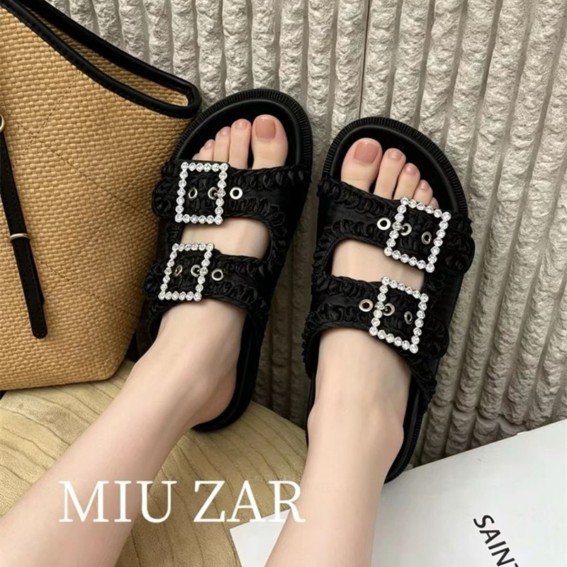 妙莎MIUZAR女鞋2026夏季新款一字带平底拖鞋水钻搭扣露趾凉拖舒适