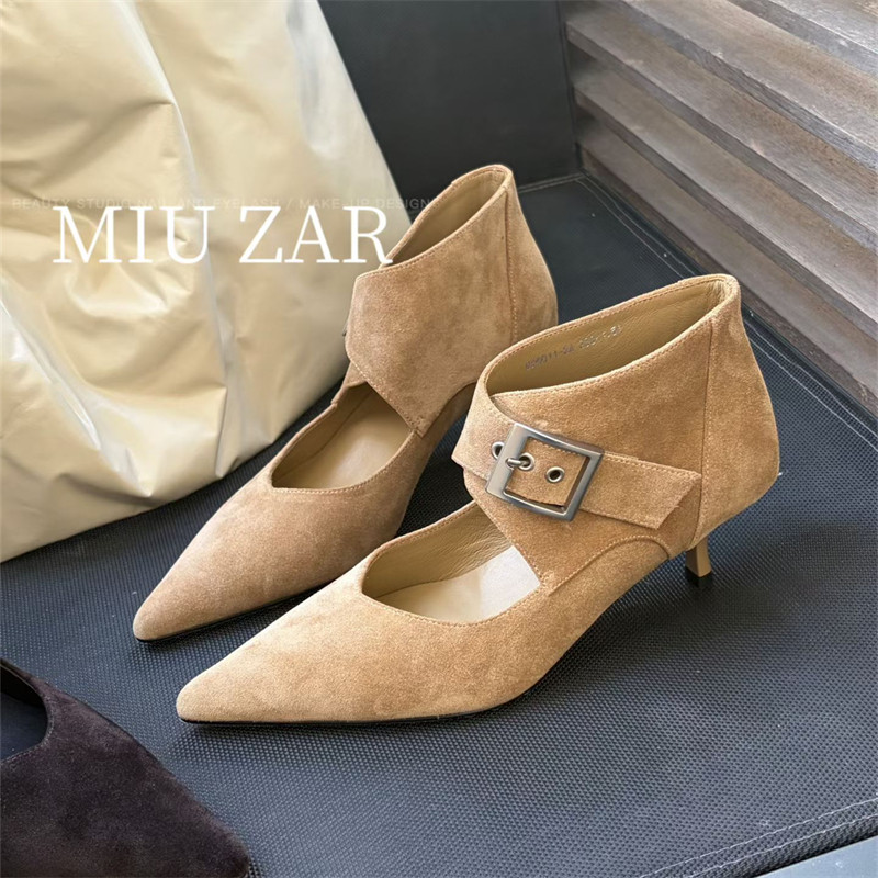 妙莎MIUZAR女鞋2026秋季新款尖头细跟踝靴搭扣猄皮面玛丽珍短靴