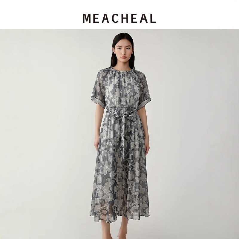 MEACHEAL米茜尔夏季新款绮梦花漾桑蚕丝灰调印花系带收腰连衣裙