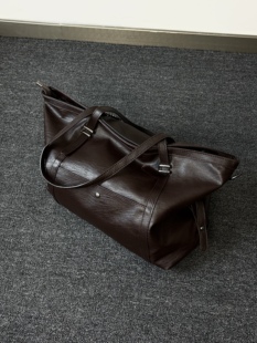 原创棕色褶皱皮大容量托特包通勤男女软皮单肩包 25AW 小心袖 口