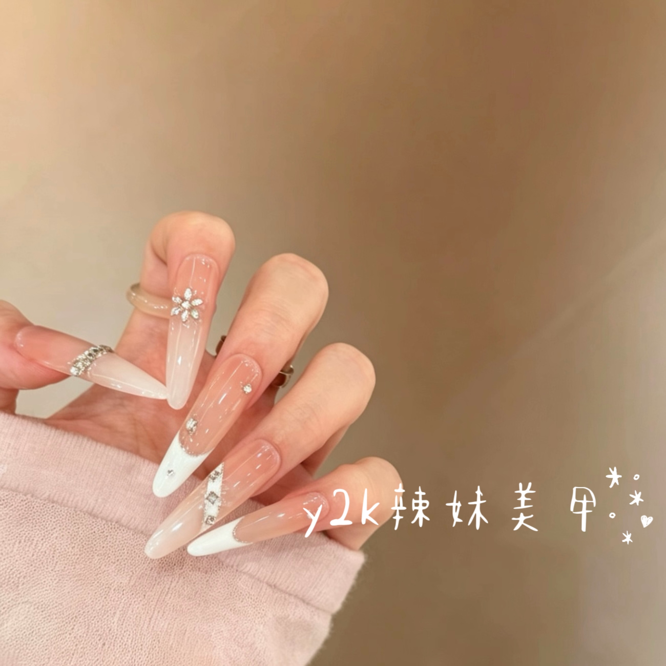 【白色恋人】白色法式星芒碎钻冰透渐变裸色手工穿戴甲显白美甲贴
