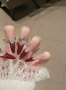 新年酒红色手工穿戴甲氛围感显白红色法式银边线条堆钻轻奢美甲贴