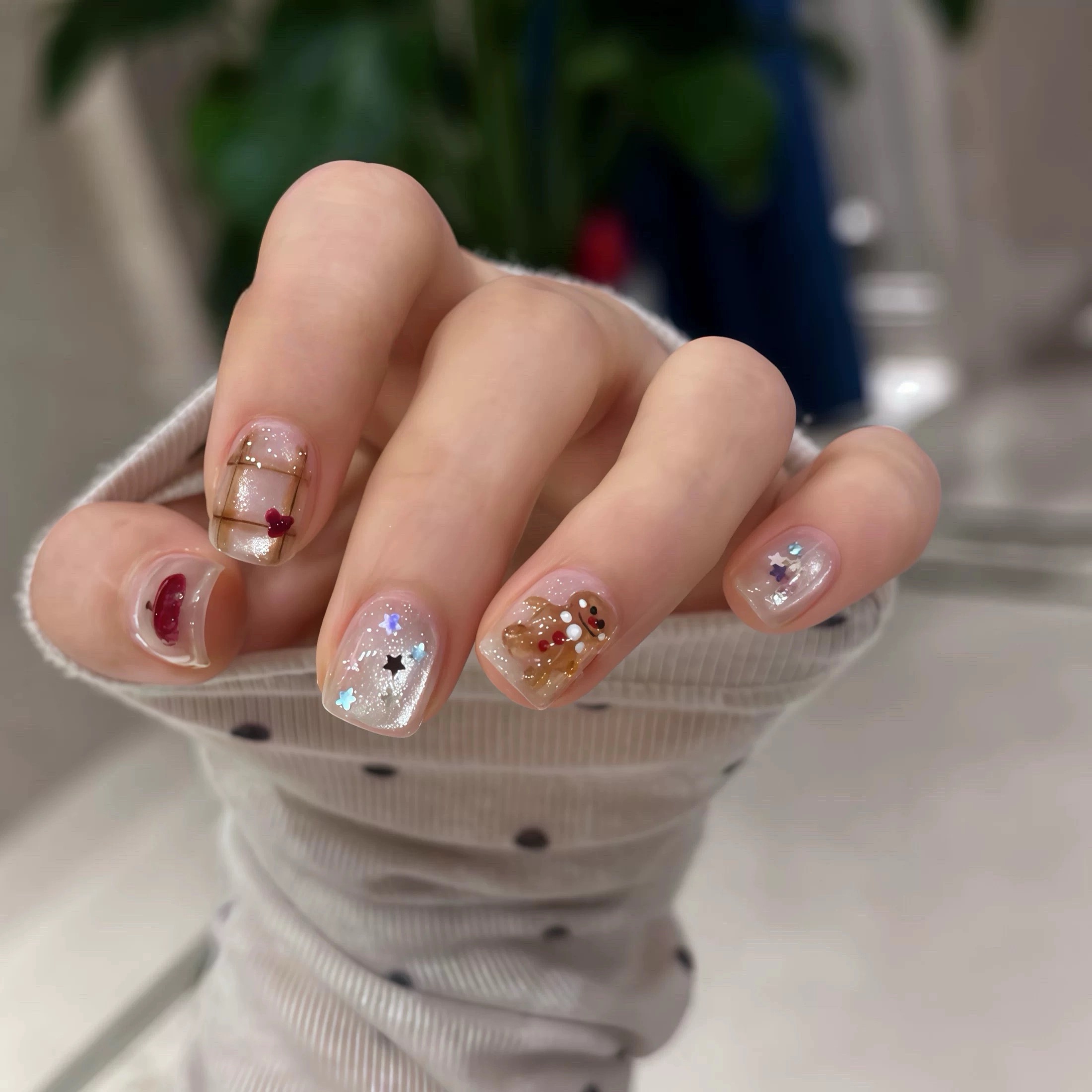 圣诞节穿戴甲短款高级感韩系可爱手绘苹果姜饼人爆闪猫眼秋冬美甲