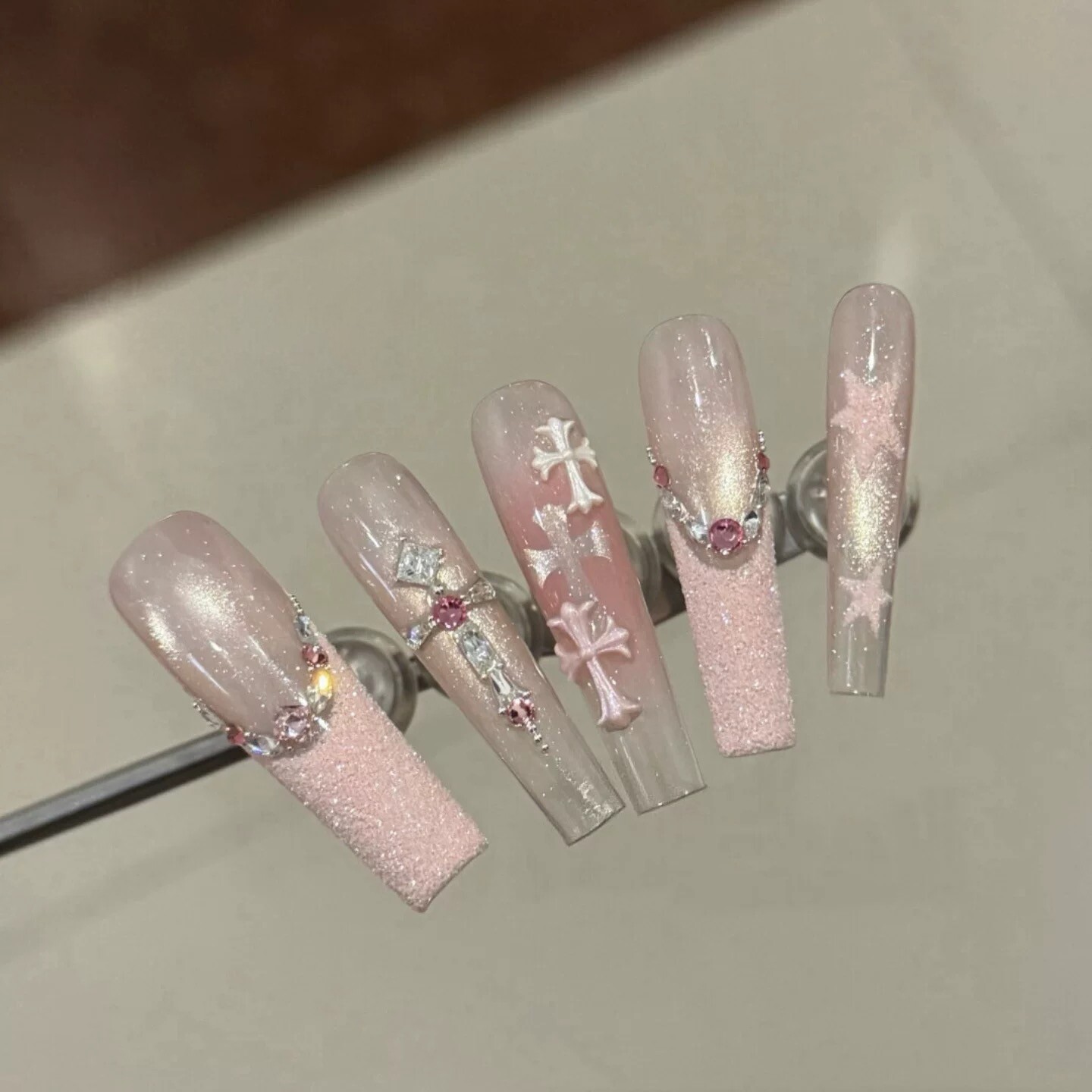粉色克罗心手工穿戴甲高级感甜酷砂糖粉法式爆闪猫眼显白美甲贴片