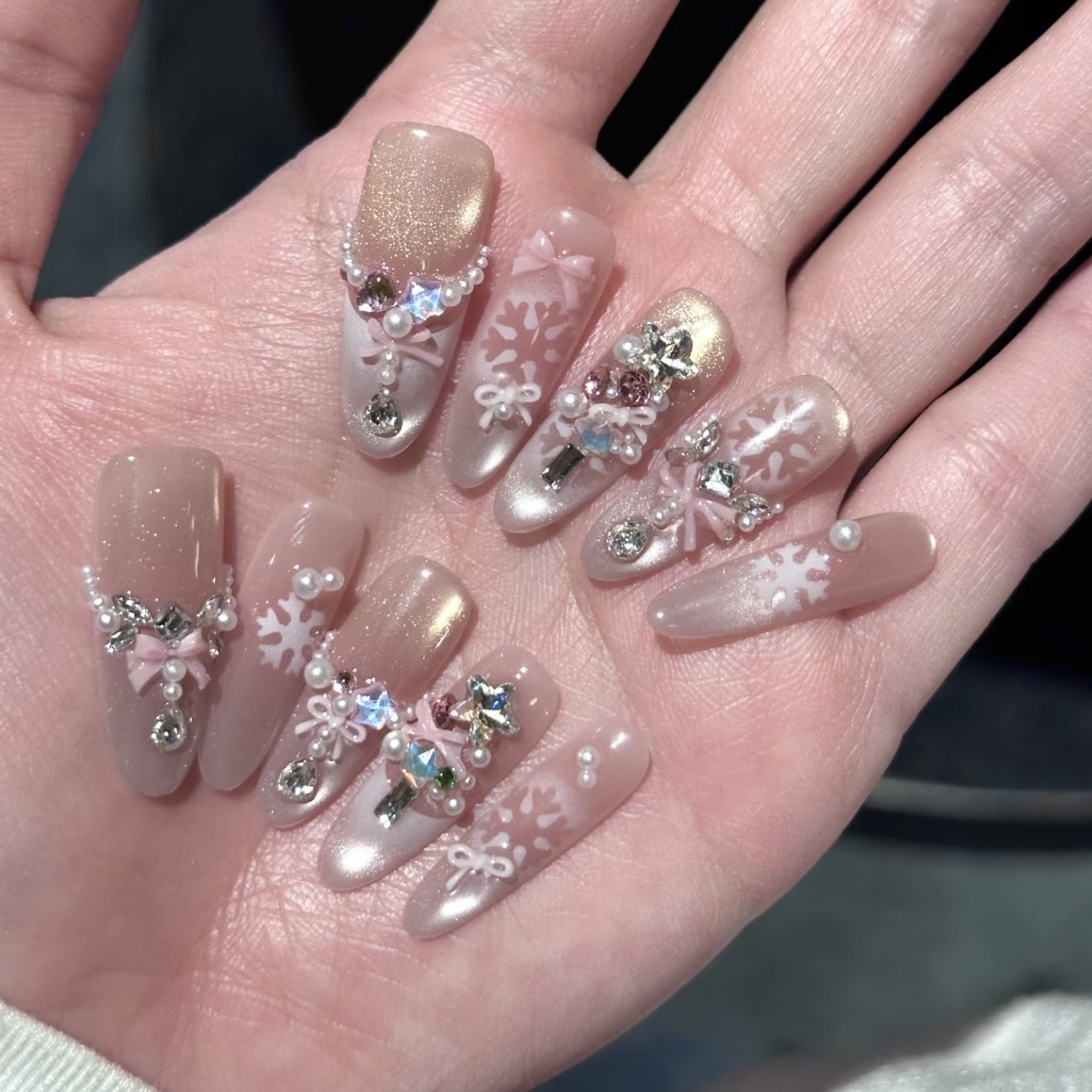 圣诞节手工穿戴甲高级感粉色猫眼珍珠法式圣诞树雪花显白秋冬美甲