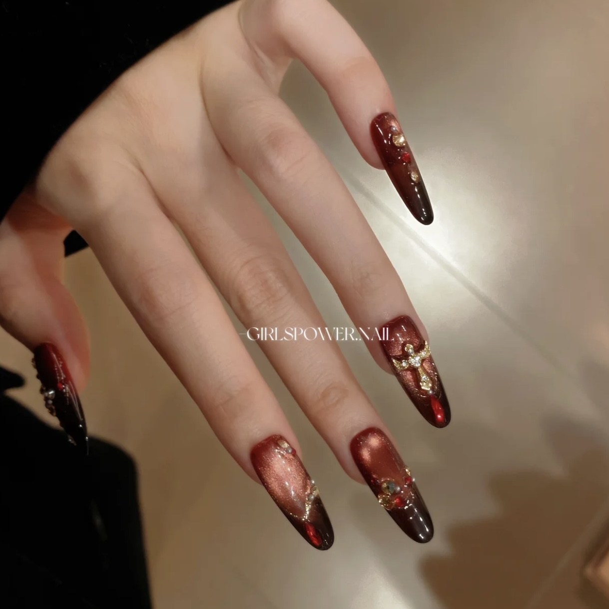 秋冬纯手工穿戴甲新年复古红猫眼爆闪红色显白辣妹风高级感美甲贴