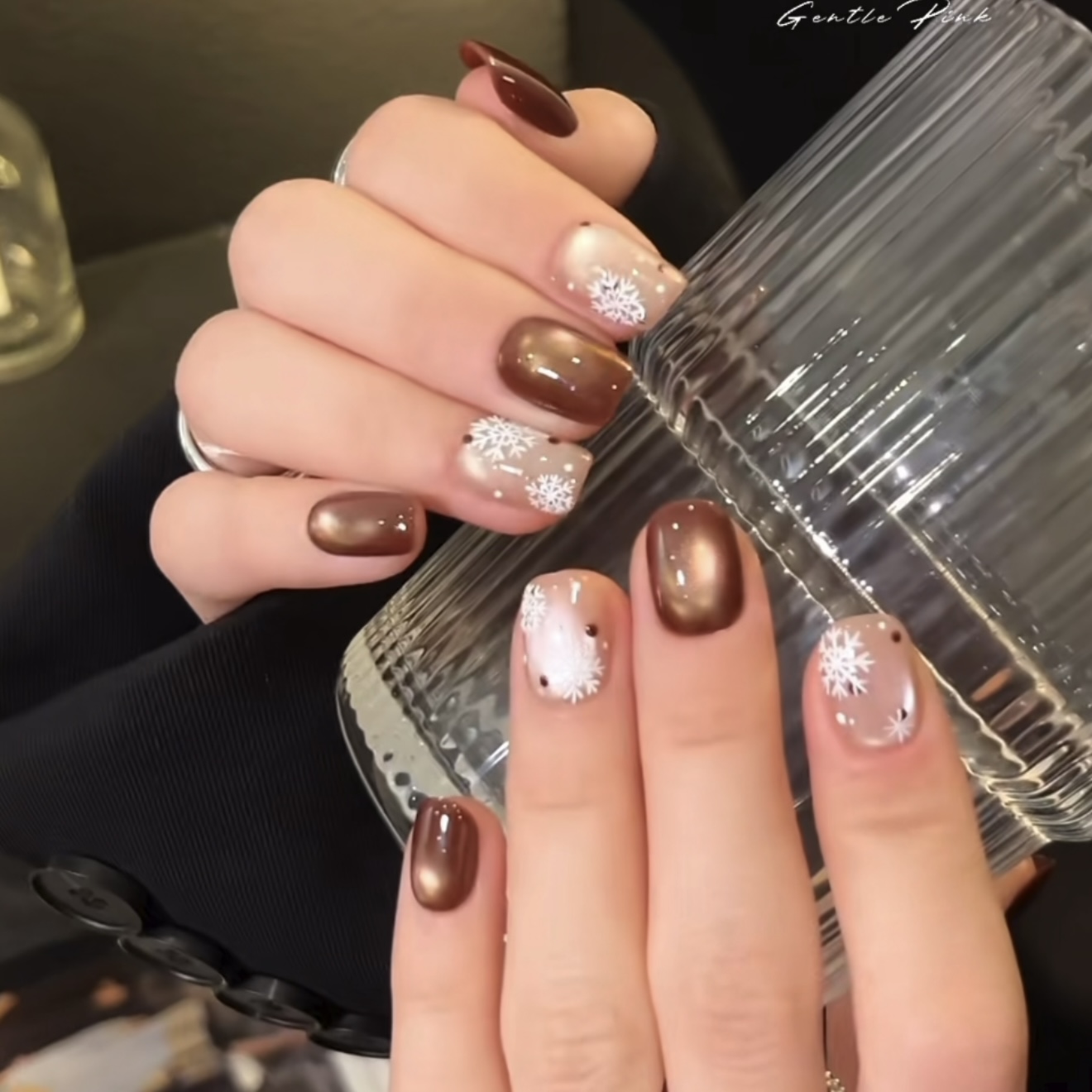 【初雪来信】爆闪手工穿戴甲圣诞新年复古红棕色波点雪花猫眼美甲