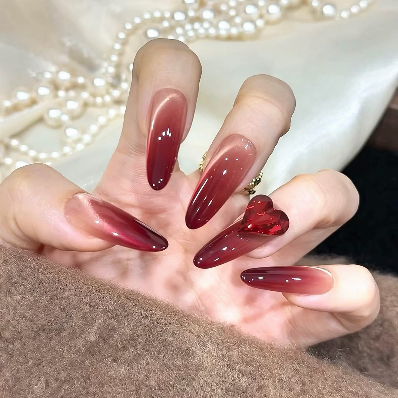 圣诞新年渐变红色猫眼爱心钻纯手工穿戴甲显白辣妹款ins风美甲贴