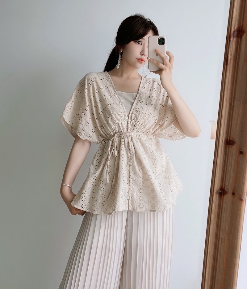 店头主推镂空花纹喇叭袖收腰上衣