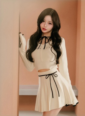 miu系少女~d@r1ch人气爆款 系带露腰喇叭袖百褶V领修身针织连衣裙