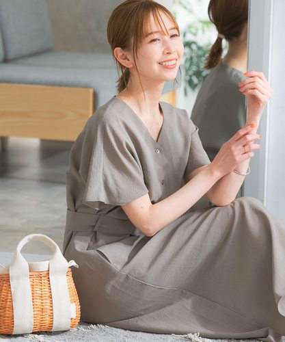 系带收腰V领伞状袖连衣裙