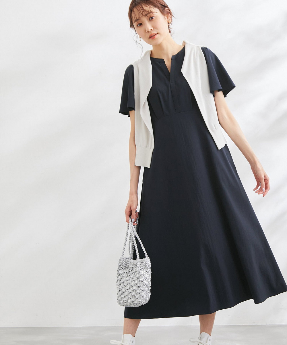 V领高收腰喇叭袖大摆连衣裙