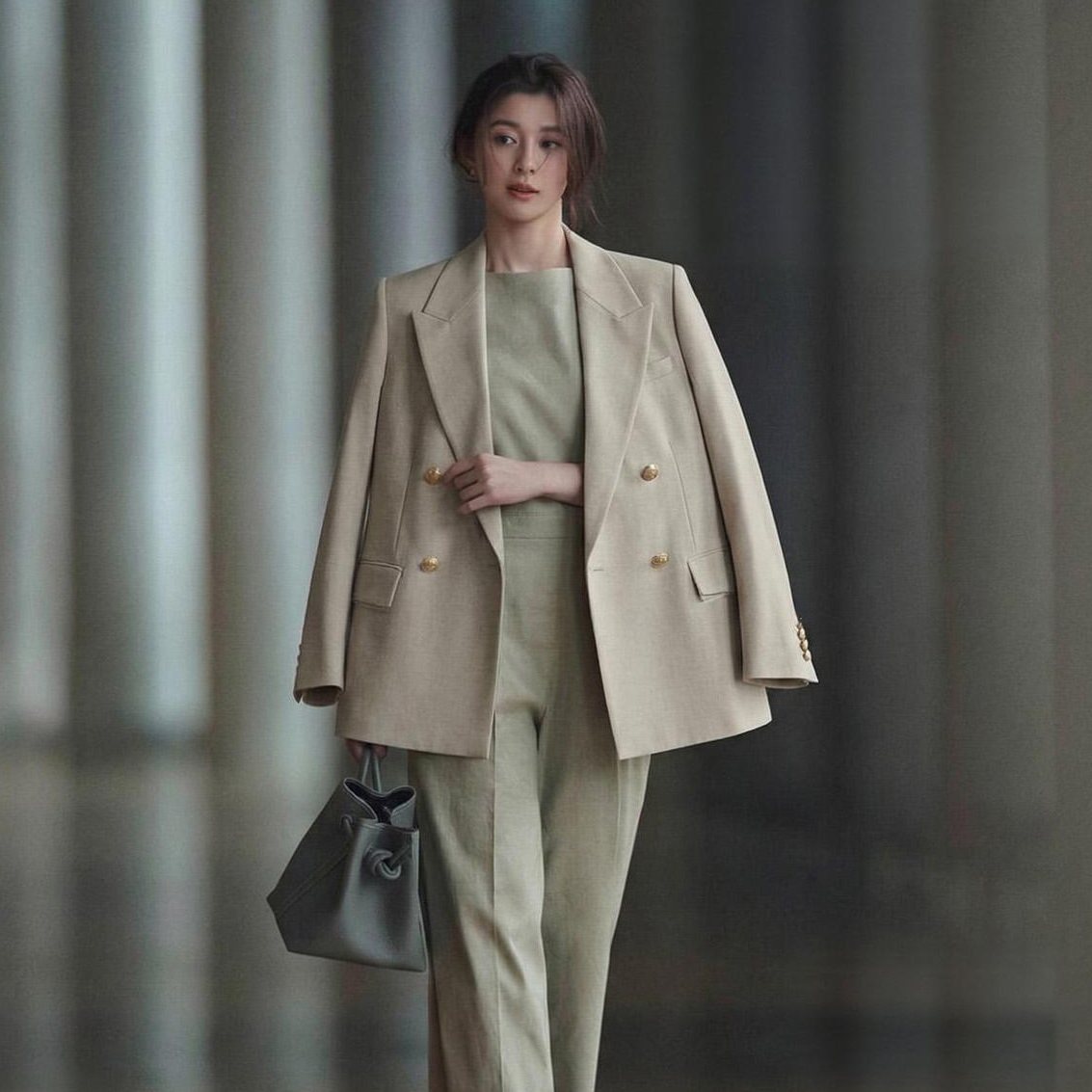 Office Max菁英感 MO家 女性髙级美 易打理双排浮雕金扣西装外套