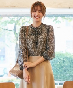 明星款-松井爱莉 @ny+优雅入髓 星星植绒+浪漫碎花2way飘带领衬衫