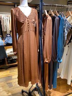 光泽灯笼袖 21春 质感 V领手工褶边连衣裙 伴有缎面 唯美又动人