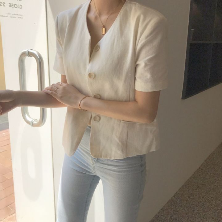 Guima is a girl's short coat with round neck and breasted suit pocket