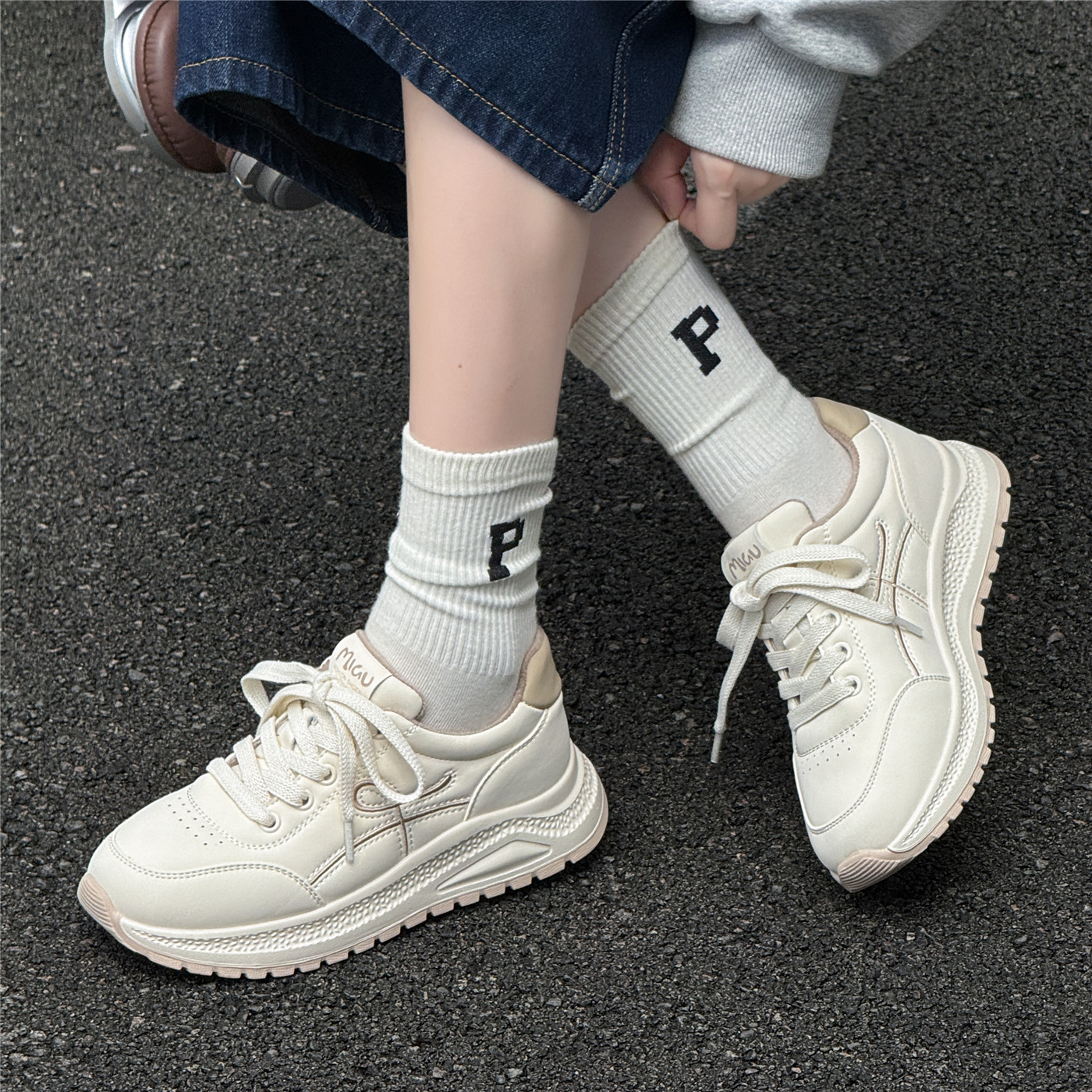 恋典加绒真皮小白鞋女2025冬季新款轻便舒适厚底显脚小运动休闲鞋