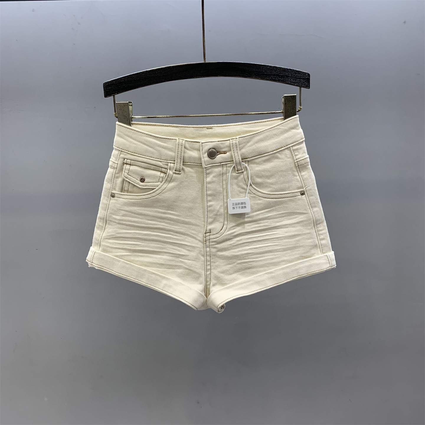 米白色卷边牛仔短裤女2026春夏新款高腰a字修身显瘦辣妹包臀热裤