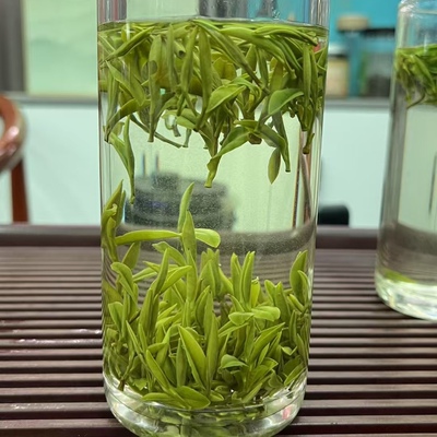 2026 Синьхуаншань Маофэн специальный сорт Воробьиный язык Maojian Young Buds Зеленый весенний чай расфасованные банки 250 г Бесплатная чашка