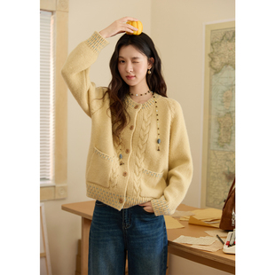 混纺外套MXE51Z2672 女装 谜秀绞花针织开衫 复古手工穿绳设计秋冬款