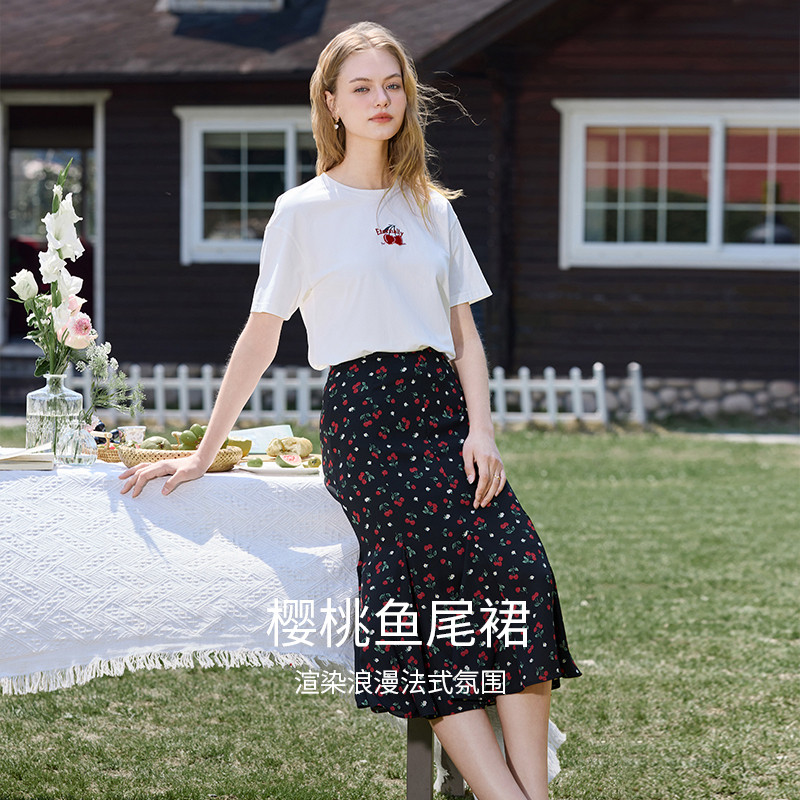 香影黑色樱桃碎花半身裙女2025夏装新款高腰法式赫本风雪纺鱼尾裙