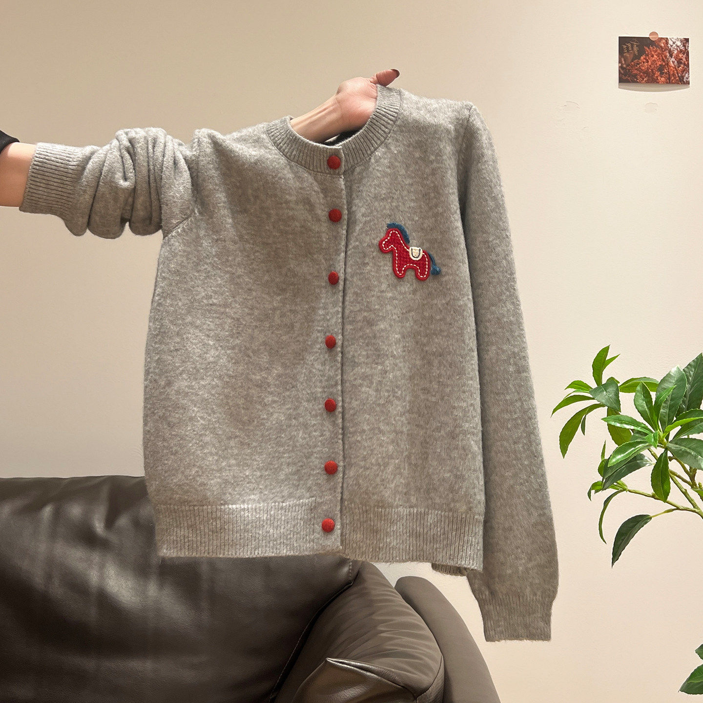 灰色圆领卡通小马针织开衫毛衣外套女2026春季软糯宽松慵懒风上衣