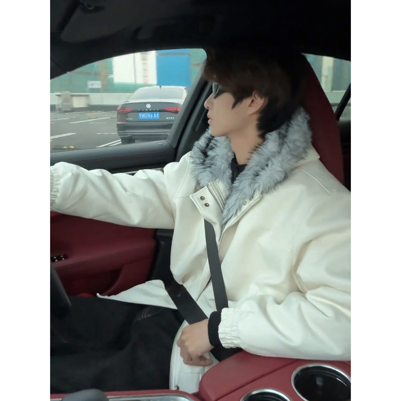 白色狼王座山雕pu皮棉服男外套