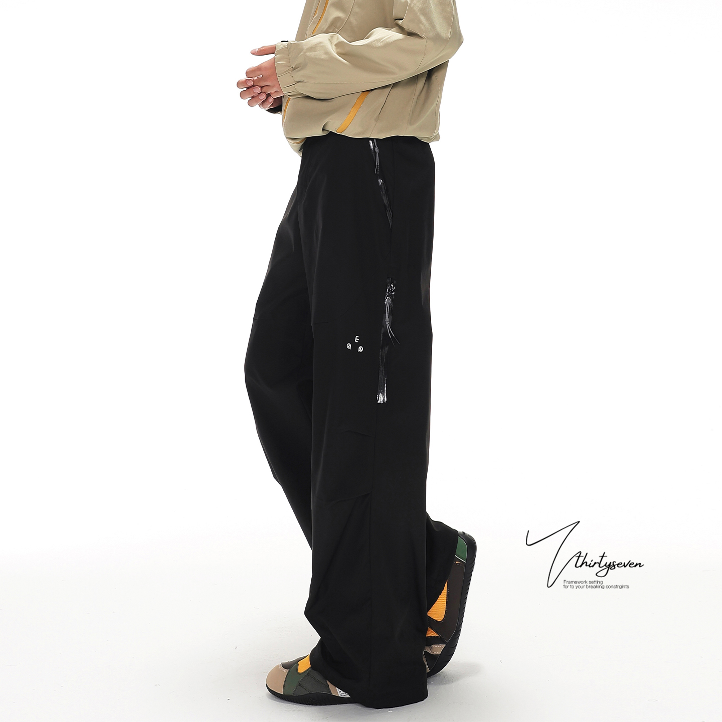 V37复古户外机能风黑色冲锋裤