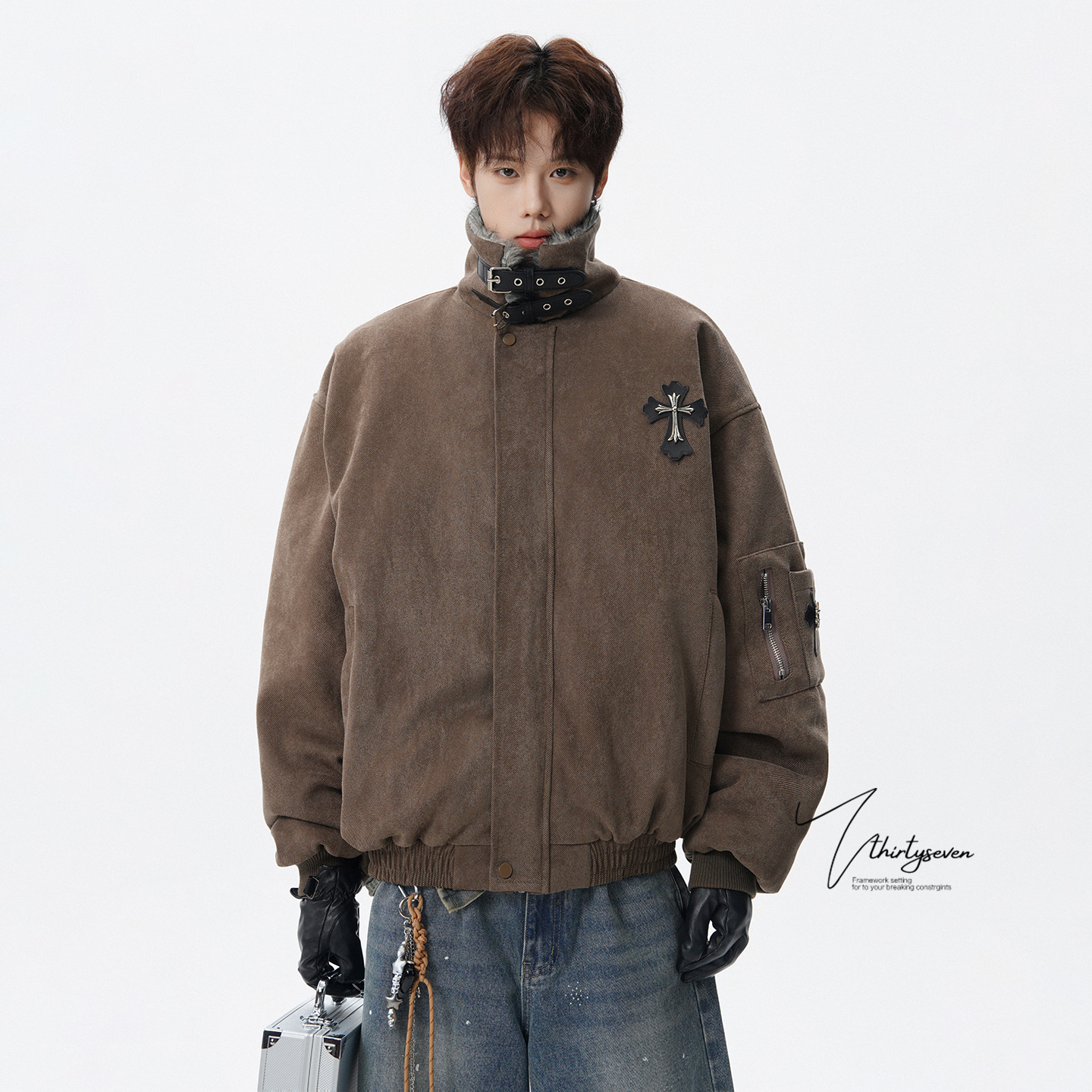 V37复古立领十字架装饰棉衣