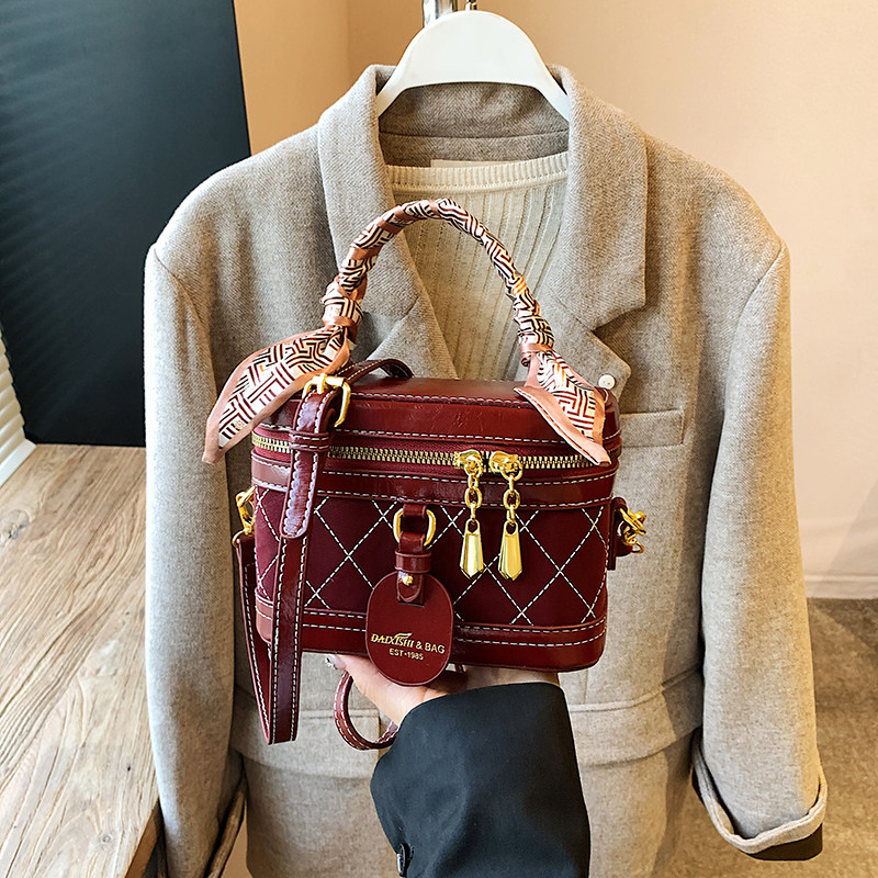 秋冬高级感菱格手提斜挎小方包