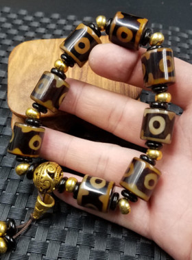 玛瑙三眼天珠路路通手链