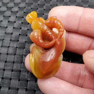 实物拍照天然玉石黄龙玉牛挂件手工雕刻立体生肖牛吊坠玉石牛玉坠