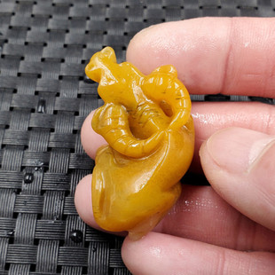 新款精美天然玉石黄龙玉牛挂件手工雕刻立体牛吊坠玉石牛玉坠