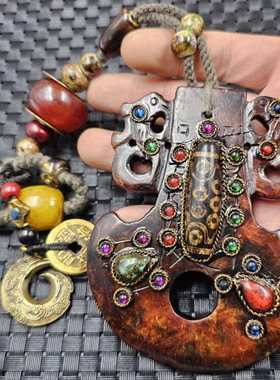 红岫玉战斧玉石手把件九眼天珠