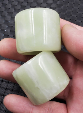 玉石扳指淡绿色岫玉扳指豆绿色玉石扳指大号扳指玉扳指岫玉指环