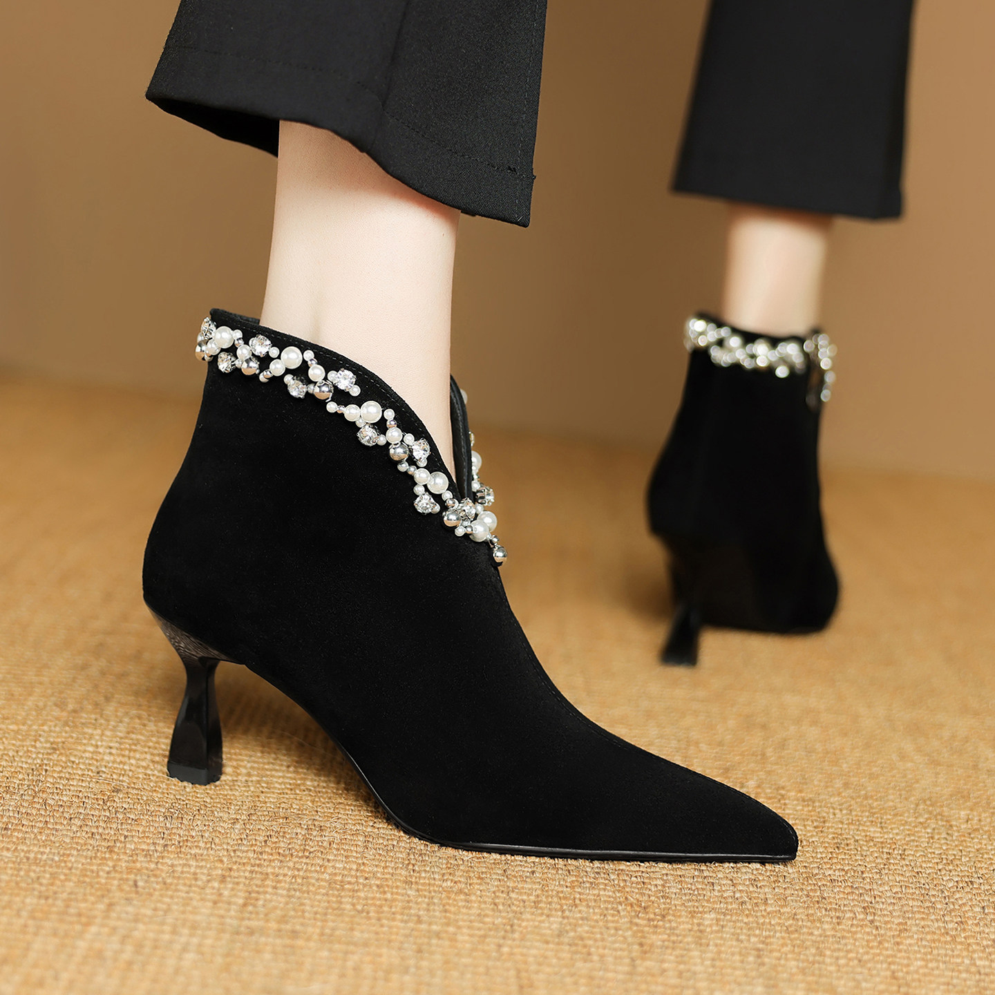 2025秋冬季新款真皮黑色磨砂皮尖头细跟短靴女白色水钻高跟瘦瘦靴