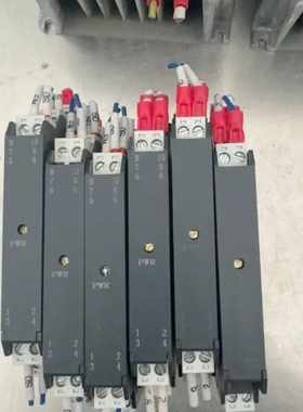 上海鹏合信号隔离器，一入多出，功能完好，拆机品，成色漂亮。