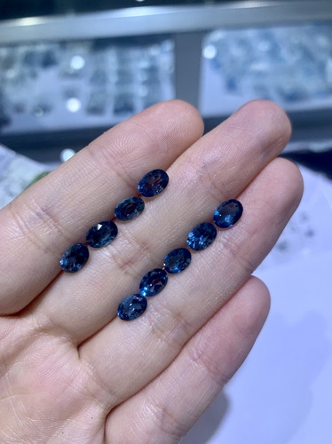 伦敦蓝托帕石椭圆形5×7mm未镶嵌裸石戒面支持定制戒指吊坠耳钉