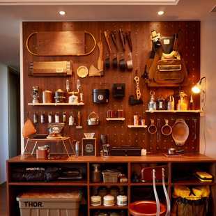 实木洞洞板户外装备置物架定制胡桃木色墙上挂板木质配件收纳展示