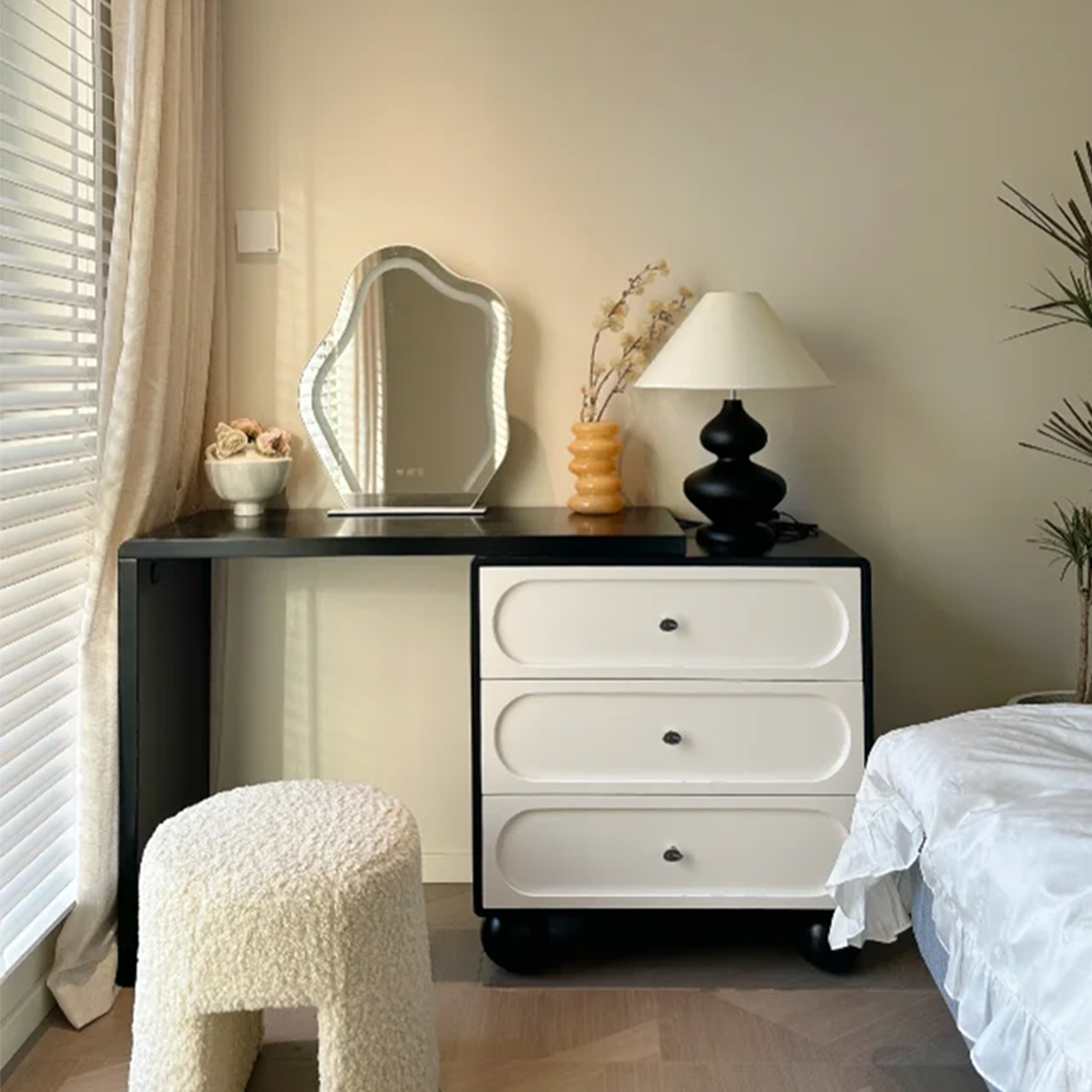 床尾黑色法式梳妆台斗柜一体