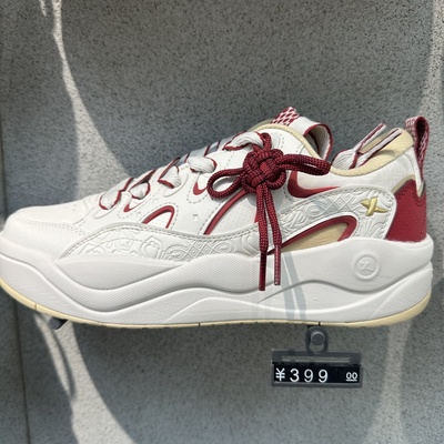 特步新春系列板鞋男2026春季新款白红配色休闲运动鞋974119310076