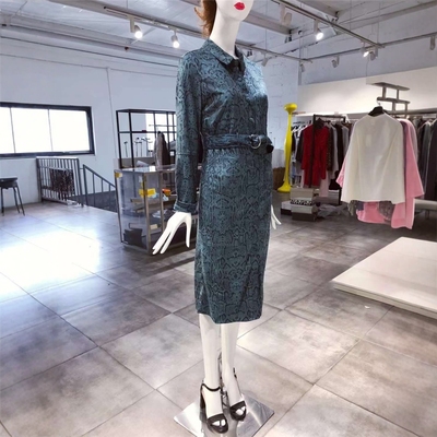 丰盈又张力蓝色蛇纹连衣裙