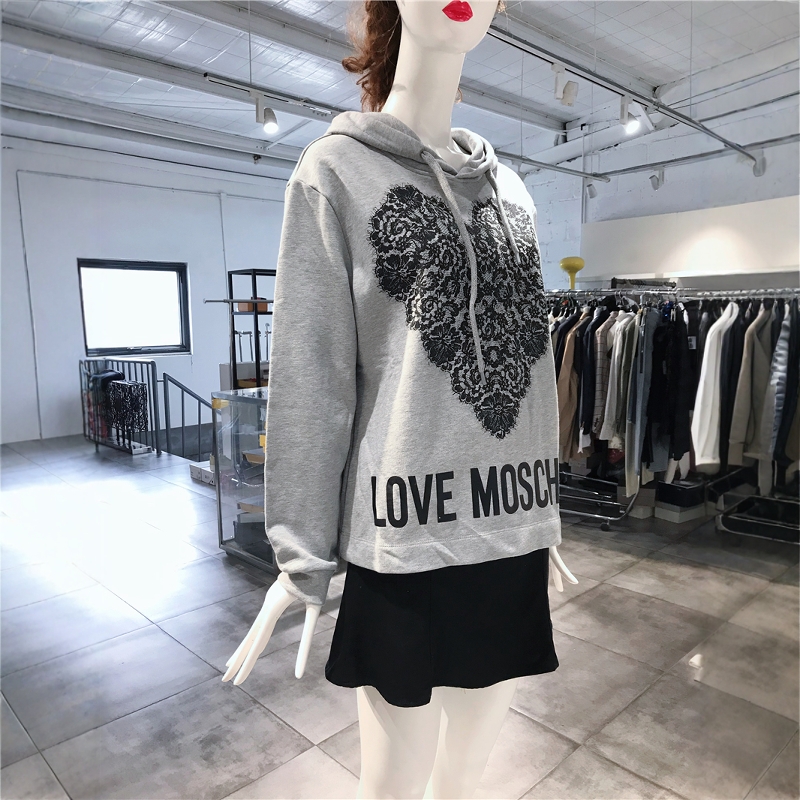 S-M穿 LO0VE MO0SCHINO 可爱桃心图案卫衣 570