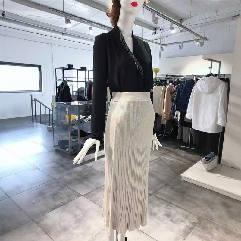 XS-M穿 CHARLI 浅灰色时装半裙 499