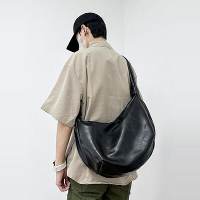 极简日韩风软皮斜挎包休闲大容量饺子包男百搭斜背单肩托特通勤包